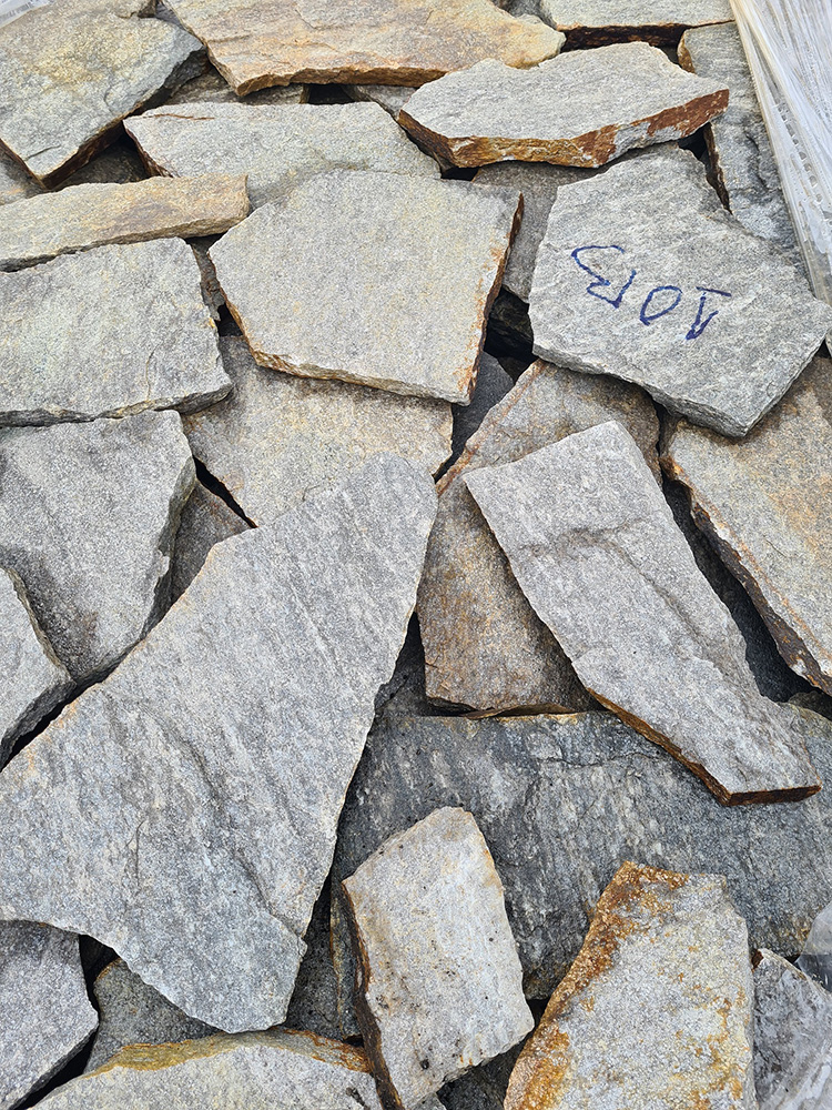 Gnejs z Bułgarii naturalny kamień jasny szary drobny